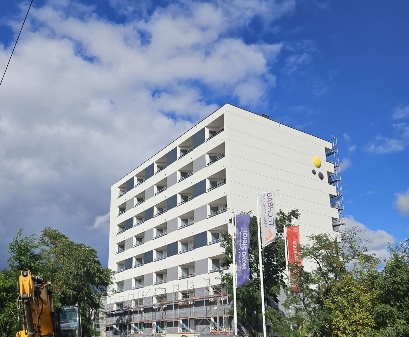 Budynek wielorodzinny, Warszawa Białołęka, ul. Marywilska – docieplenie ETICS, tynk cienkowarstwowy, w strefie parteru wykończenie z efektem betonu architektonicznego